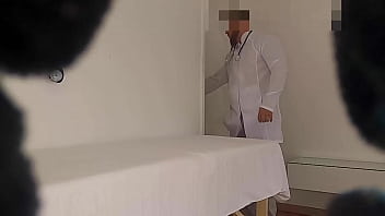 Доктор его горячая и непослушная помощница во время консультации