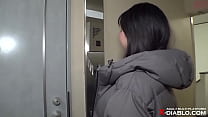 Красивая зрелая женщина, которая в командировке делает массаж эрекционному члену, смущается, но в итоге кончает СЕКС