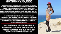 Hotkinkyjo в желтых шортах и сверкающем топе, анальный фистинг и пролапс под солнцем на скале