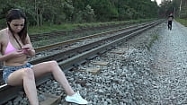 Une toute nouvelle baise sur les voies ferrées - Amanda Borges