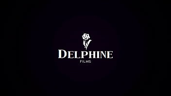 Delphine Films - La calda bionda Athena Francis va a casa di estranei - Scopa il proprietario di casa