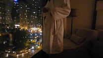 fille se masturbe en public à la fenêtre de l'hôtel