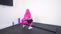 Lily Lou PAWG de cabello rosado en pantalones de yoga recibe creampie - 60FPS POV