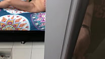 Я ловлю ее за мастурбацией большим дилдо и жестко трахаю ее, пока не кончу ей на ноги ПОЛНАЯ ИСТОРИЯ