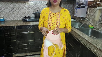 Desi bhabhi estaba lavando platos en la cocina, luego vino su cuñado y dijo bhabhi aapka chut chahiye kya dogi hindi audio