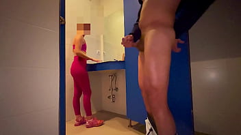 Я прячусь в женской раздевалке спортзала и удивляю девушку, которая помогает мне кончить