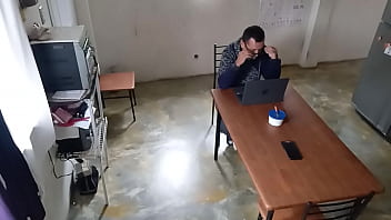 Мое собеседование при приеме на работу было записано на камеру наблюдения, хорошее внимание со стороны похотливой девушки.