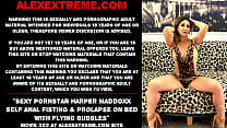 A estrela pornô sexy Harper Maddoxx autofisgando-se e prolapso anal na cama com bolhas voadoras - UltraHD