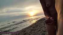 Французская милфа делает любительский минет на нудистском пляже незнакомцу с камшотом 02 - MissCreamy