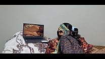 Пакистанская девушка ласкает свою киску, пока смотрит порно видео