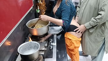 Анальный секс дези домохозяйки на кухне, пока она готовит