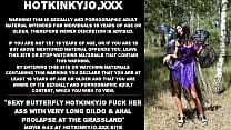 Borboleta sexy Hotkinkyjo fode sua bunda com vibrador muito longo e prolapso anal na pastagem