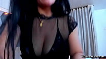Vollbusige Amateur-MILF spielt vor der Webcam anal mit sich selbst