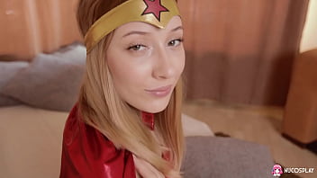 La chica cosplay Mary en Super Hero Wonder Woman se mete los dedos y chupa una polla dura