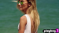 美しい貧乳金髪熟女モデル カーラ メルがビーチでホットなポーズ