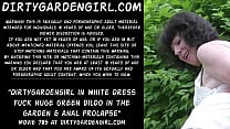 Dirtygardengirl em vestido branco fode enorme vibrador verde no jardim e prolapso anal