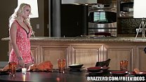 Brazzers - Alexis Monroe si fa scopare in cucina