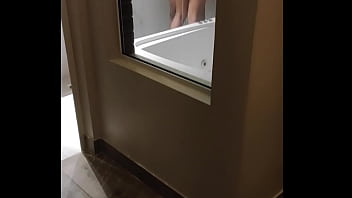 Meu marido me pegou em ação com meu amante no chuveiro, para ver o vídeo completo ir para o meu perfil