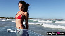 Gloria Sol, une ukrainienne maigre et entièrement naturelle, se déshabille sur la plage en plein air.