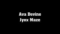 Ava Devine nimmt einen Schwanz mit ihrer Mama Jynx Maze