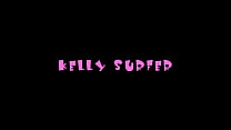 Kelly Surfer joga a salada do padrasto antes de pegar o pau dele