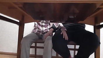 Nos masturbamos debajo de la mesa durante la clase de inglés en la universidad - Las chicas vuelan el orgasmo