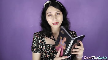 Альтер-эго DaniTheCutie просматривает ее дневник и вспоминает, как она использовала анальные шарики холодной ночью.