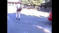 Наивная молодая женщина, влюбленная в себя, эксплуатируется учителем ради проходной оценки.