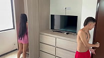 Моя прекрасная сводная сестра ищет одежду в шкафу, и я пользуюсь случаем, чтобы съесть эту вкусную задницу.