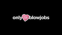 OnlyTeenBlowjobs - Une blonde chaude SLURPS et suce profondément une grosse bite