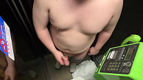 Rasierter dicker Mann zeigt seine Ejakulation an einem öffentlichen Telefon