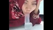 Азиатская мусульманка скачет на дилдо