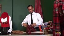 Телочка с большими сиськами сосет твердый член перед тем, как трахнуть ее в задницу на диване