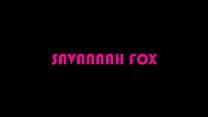 La morena Savannah Fox recibe un creampie en su coño mojado y chorreante