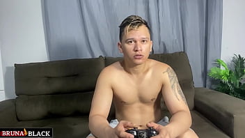 彼がビデオゲームをしている間、私はこの機会に服をすべて脱いで裸になり、彼が私の熱いマンコの中でセックスして中出しできるようにしました。