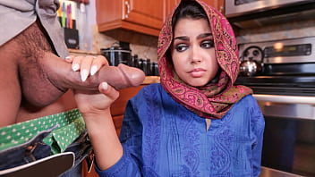 変態男はヒジャブの若い女性を家にいるように感じさせるのに役立ちます - Hijablust