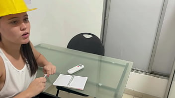Сексуальная строительница приезжает, чтобы сделать ремонт в моем доме, и в итоге заводит меня, пока не трахает меня и не заставляет кончить в нее