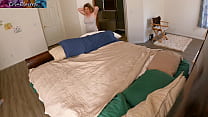 La matrigna condivide il letto con il figliastro per fare spazio