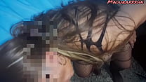 Зрелая милфа сосет член, затем просит вставить в нее член и кончает, пока не обмочится в постель