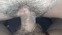 Scopa il clitoride di una porno star tailandese finché non le viene nella figa.