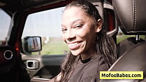 Linda garota negra e gostosa Eden West com lindos peitos naturais esfregando sua buceta enquanto faz um passeio de carro