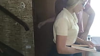 18-летняя школьница просит передать ей предмет и трахается с учителем