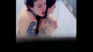 Ho registrato segretamente la mia (sorellastra e la sua migliore amica) mentre facevano la doccia insieme ed erano fottutamente sexy! Video completo VETRO E X-ROSSO)