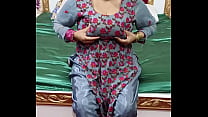 Fille potelée musulmane aux seins ronds chauds appuyant sur ses gros seins