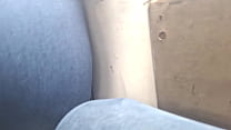 Colecionadora de Chama deixa minha perna ser segurada no meio de suas nádegas no ônibus