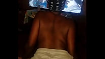 La matrigna africana scopa il figliastro mentre guarda la TV