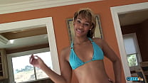 Una ragazza di colore si toglie il bikini blu per scopare con un ragazzo bianco