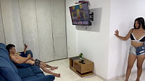 Моя застенчивая сводная сестра застала меня за мастурбацией и хочет, чтобы я ее очень жестко трахнул, пока она не кончит. Я кончаю на нее. ПЕРВАЯ ЧАСТЬ.
