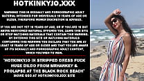 Hotkinkyjo con vestido desnudo se folla un enorme consolador de mrhankey y prolapso en la playa de Black Rock