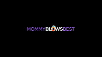 MommyBlowsBest - Ma belle-mère blonde m'a sucé la bite dans la cuisine